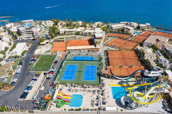 Tennisanlægget set oppefra på Nana Golden Beach