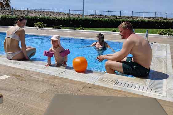 Mor, far, mormor og niece i poolen sammen.