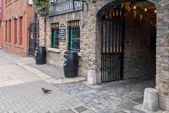 The Brazen Head set udefra