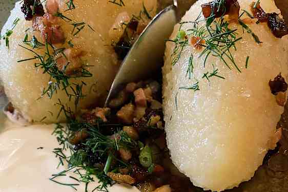 Cepelinai er traditionelle litauiske kartoffeldumplings fyldt med kød, friskost eller svampe.