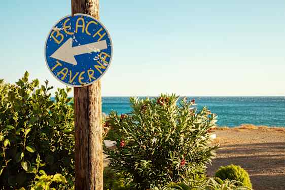 Skilt til strand og taverna
