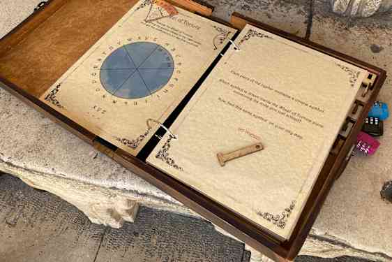 Bog med opgaver og information om byen