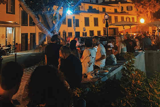 Poncha-barer, udendørs dans og hyggelige restauranter