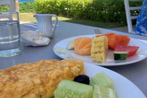 Morgenmad på Sunprime Kamala Beach