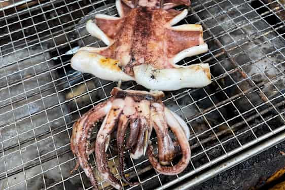 frisk blæksprutte på grill