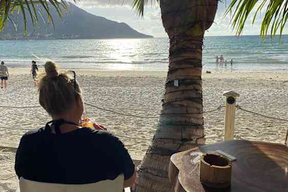 Drinks kan nydes på Beach Shak