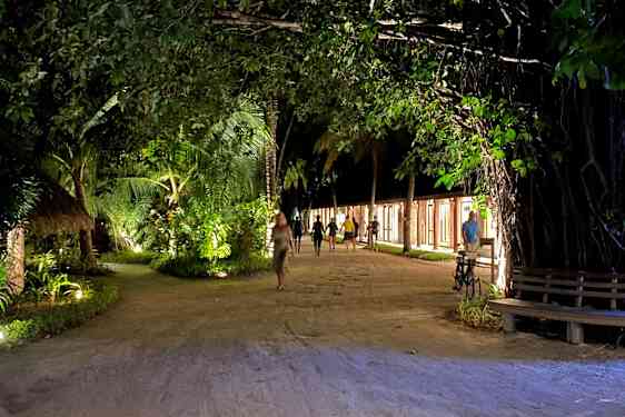 Sandsti og oplyste butikker om aftenen