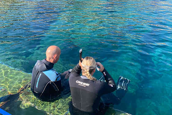 To dykkere på vej under vandet