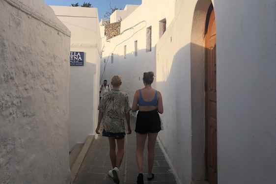 To kvinder på gåtur i Lindos' smalle gader