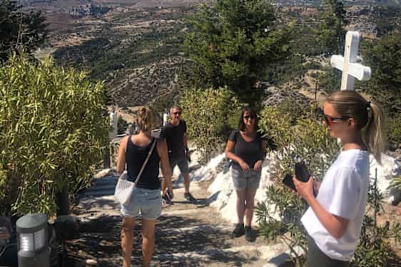 Mennesker på trappe ved Tsambika