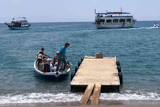 Lille badebro og båd