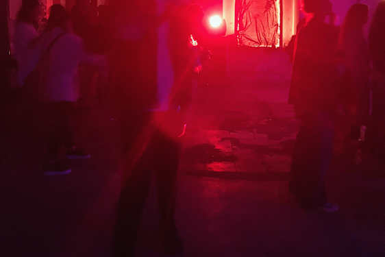 Frem mod de tidlige morgentimer omdannes fabrikslokaler og gårdhaver til midlertidige festscener.