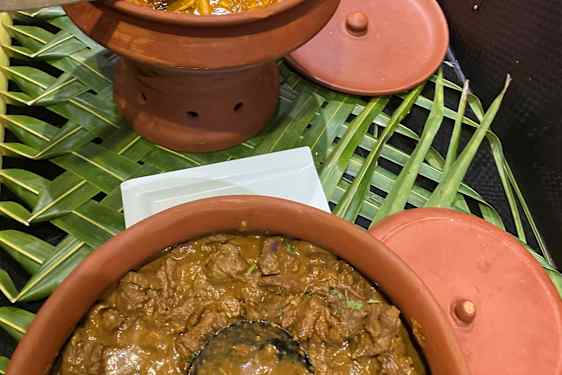 Forskellige slags karryretter i gryder