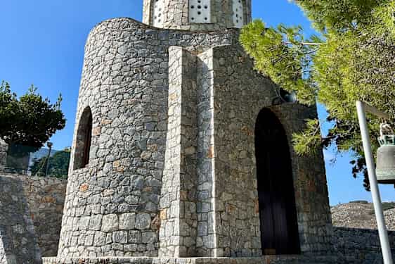 Kirke på vej til Agios Ionanis grotten