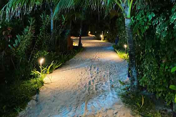 Oplyst sandsti om aftenen