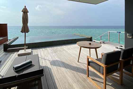 Terrasse, solstol, parasol, loungemøbler og privat pool