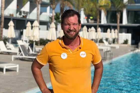 Ted Grönberg vid poolen på O.B.C Cypern