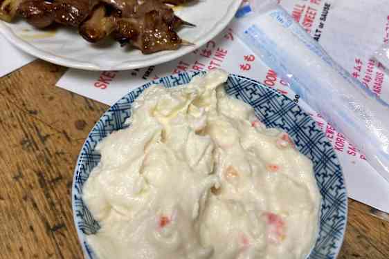 Japansk kartoffelsalat og grillet kød i Omoide Yokocho