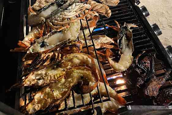 Skaldyr på grill på stranden