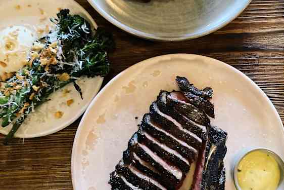 Tallerkner med grillet kød