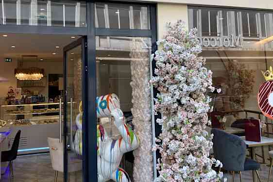 Facade i Paris pyntet med blomster