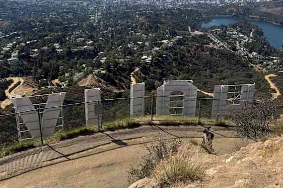 Hollywood–skiltet set bagfra med udsigt ud over LA