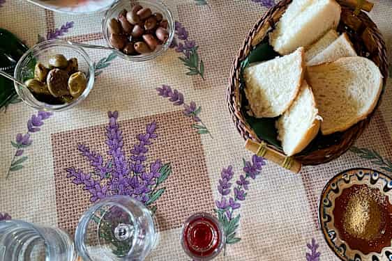 Bord med brød, tomater og salat