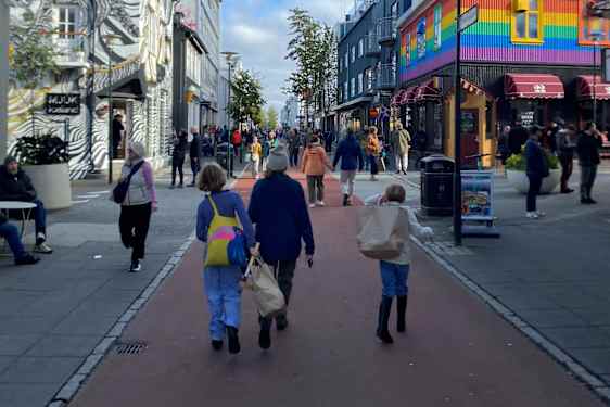 Gade i Reykjavik med mennesker