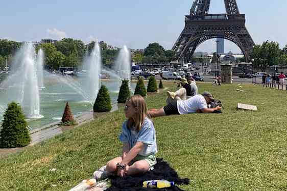 Picnic i park med Eiffeltårnet i baggrunden