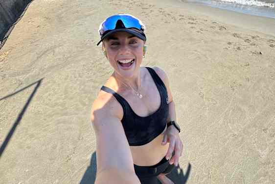 Pia Seeberg løber en tur på stranden