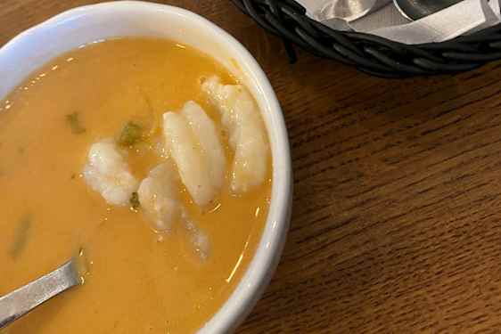 Orange hummersuppe og brød