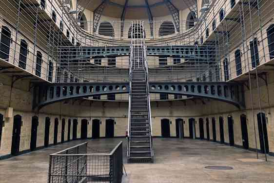 Indenfor i fænglset Kilmainham Gaol.