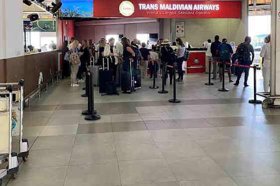 Mennesker i kø i lille lufthavn