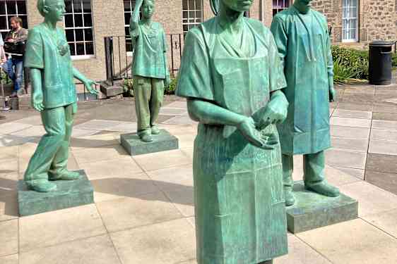 Statuer af betydningsfulde personer i lægevidenskaben