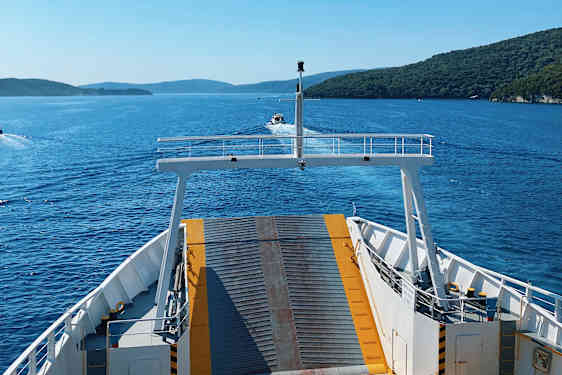 Færge og blåt hav på Lefkas