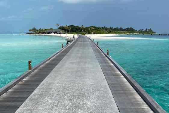 Bro som går fra vandvillaen og ind til hovedøen