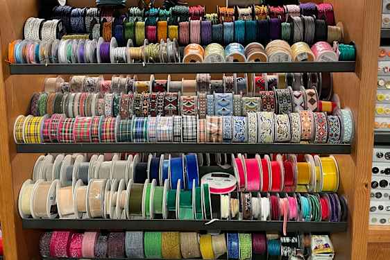 Band, knappar och annat hantverksmaterial