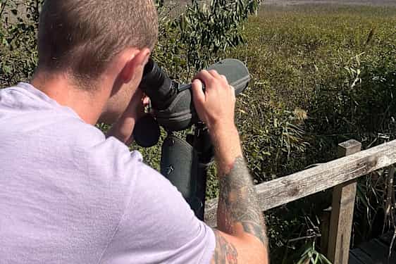 Mathias med en kikkert