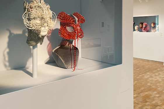 Kunst i glasmontre på museum