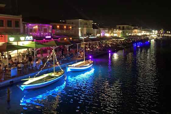 Lefkada by om aftenen