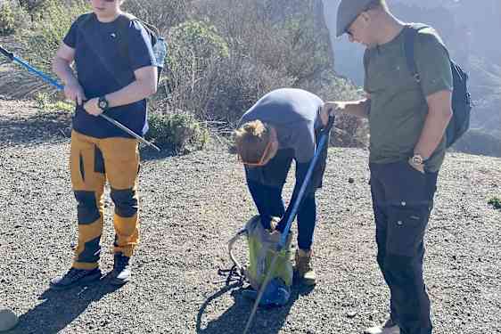 Tre personer på en vandresti