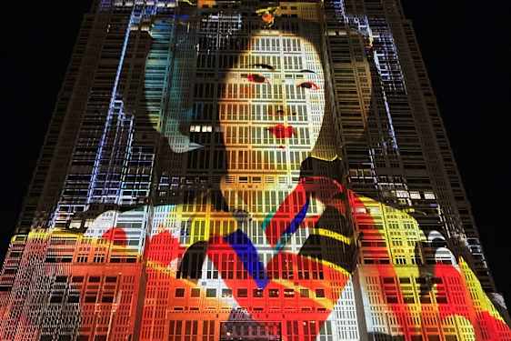 Lys-show på en facade i Shinjuku