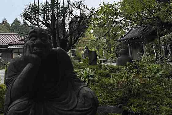 Stenfigurer i Hakone