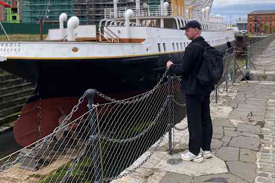 Titanics gamle vrag. Et mindre skib ses i baggrunden.