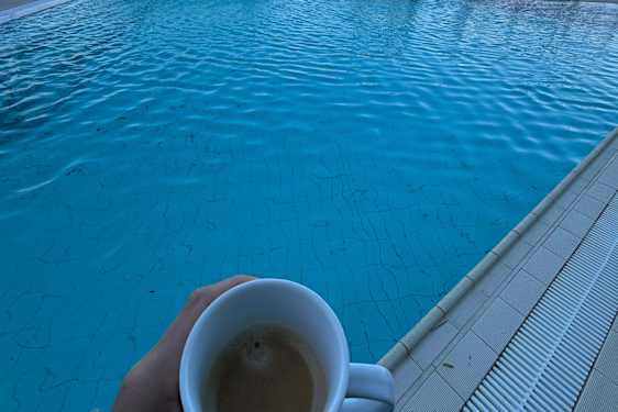 Kaffe ved poolen om morgenen