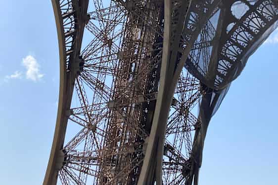 Eiffeltårnet set nedefra