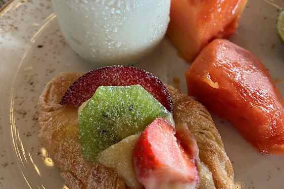 Frugt og bagværk på tallerken