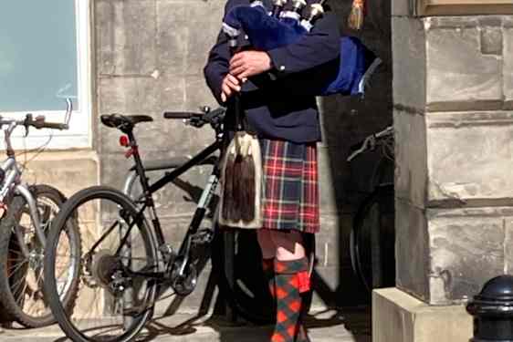 Skotte med kilt spiller på sækkepibe