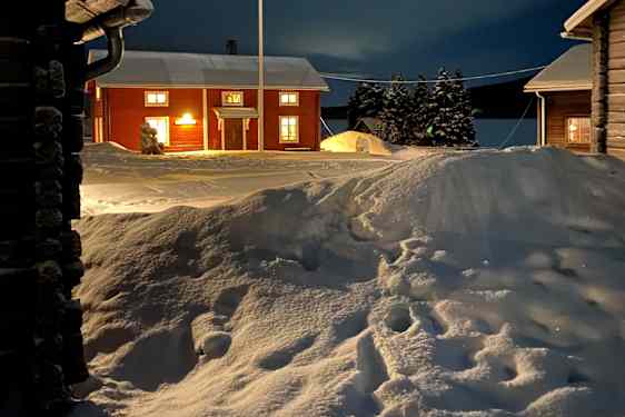 Små hytter i dyb sne