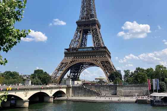 Eiffeltårnet i solskin